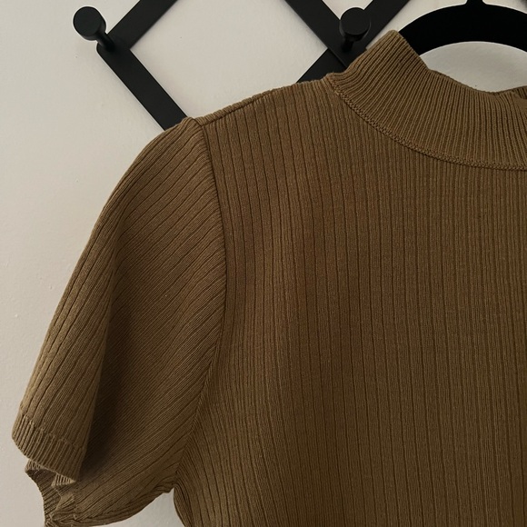 Ribbed Faux-turtleneck Short-sleeve Top - Picture 3 of 3